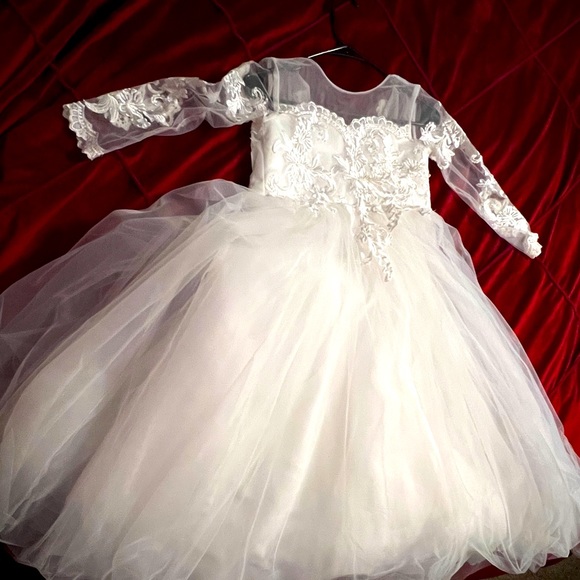 White dress with tail. - Picture 1 of 2